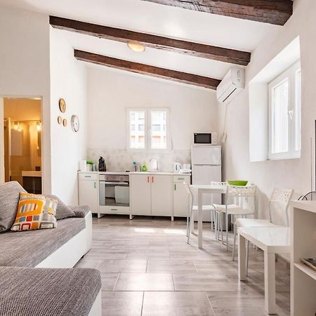 Apartments Martinis Вис Екстериор снимка