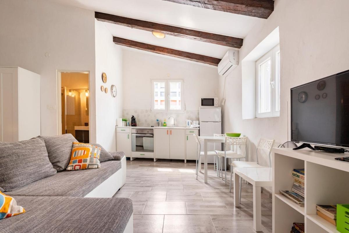 Apartments Martinis Вис Екстериор снимка