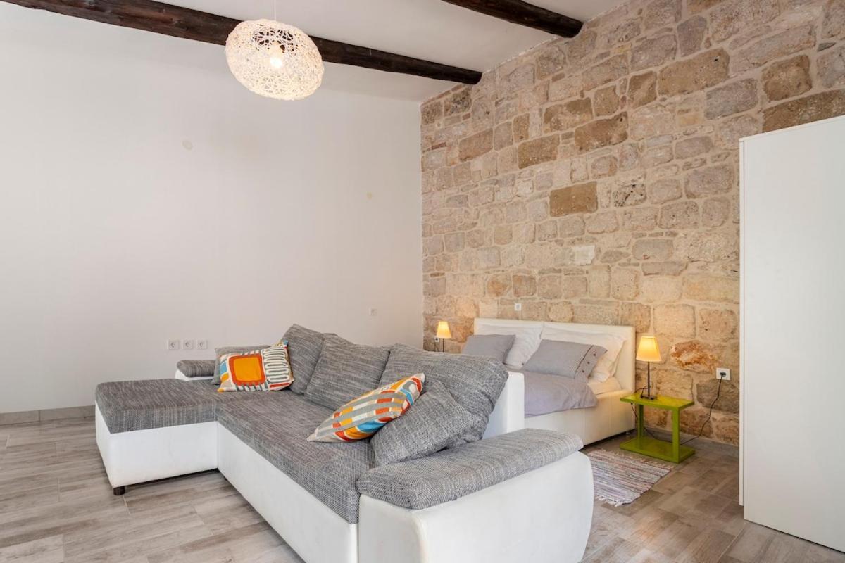 Apartments Martinis Вис Екстериор снимка