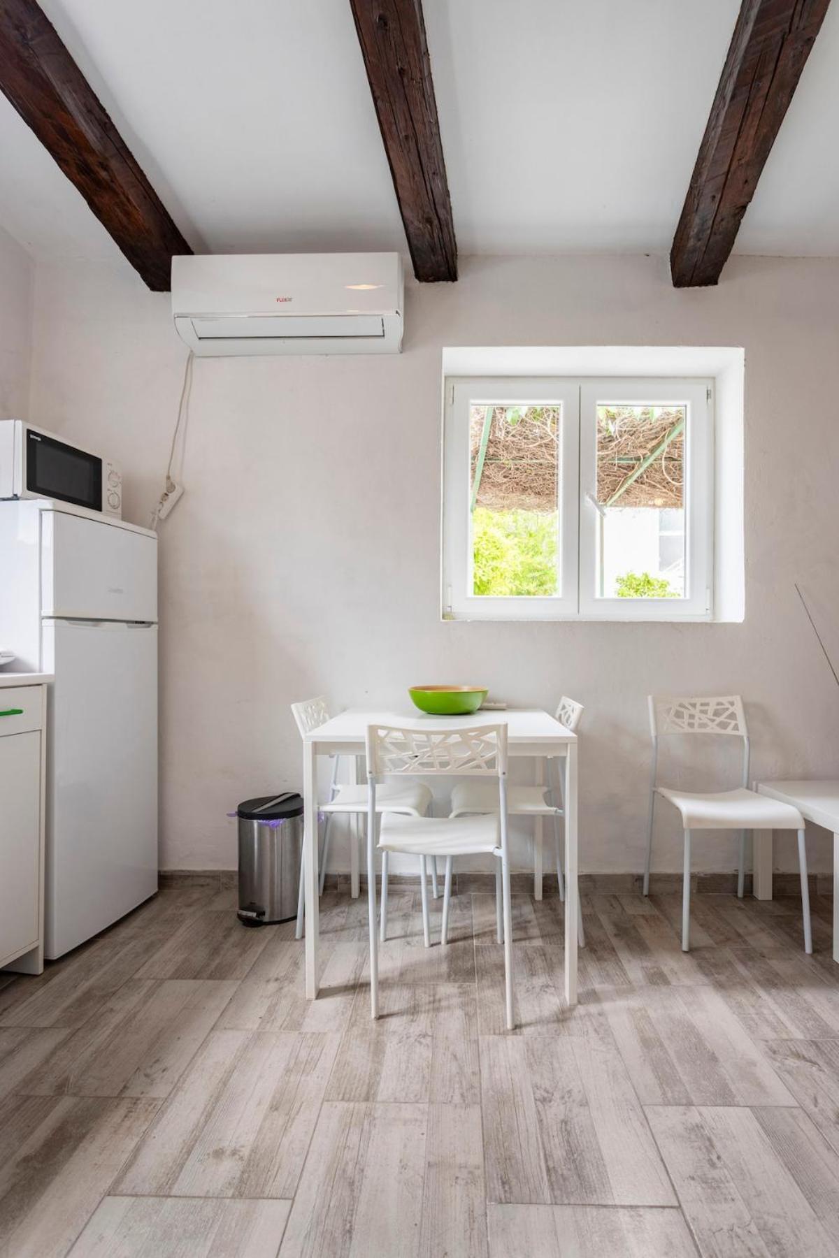 Apartments Martinis Вис Екстериор снимка