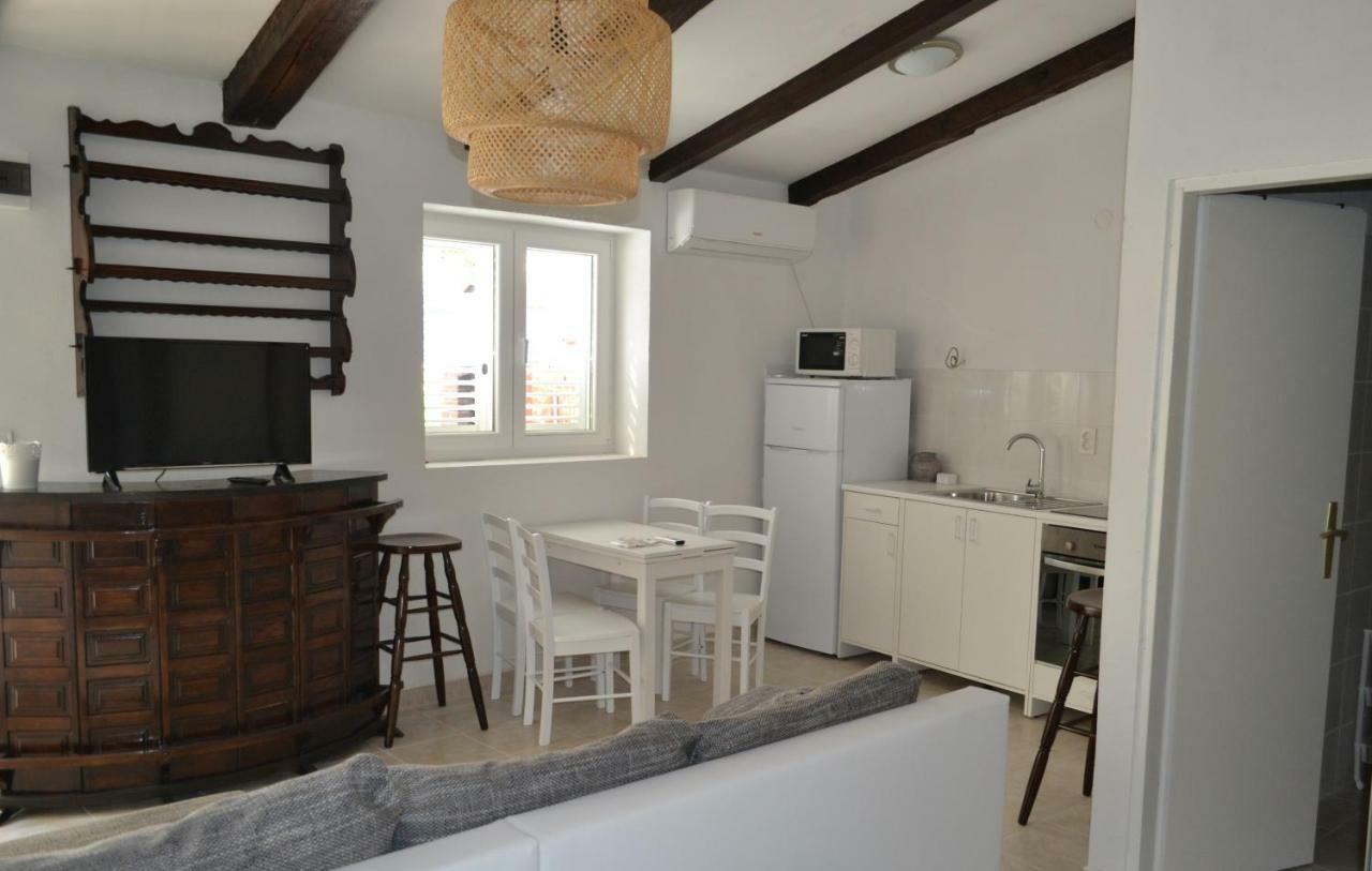 Apartments Martinis Вис Екстериор снимка