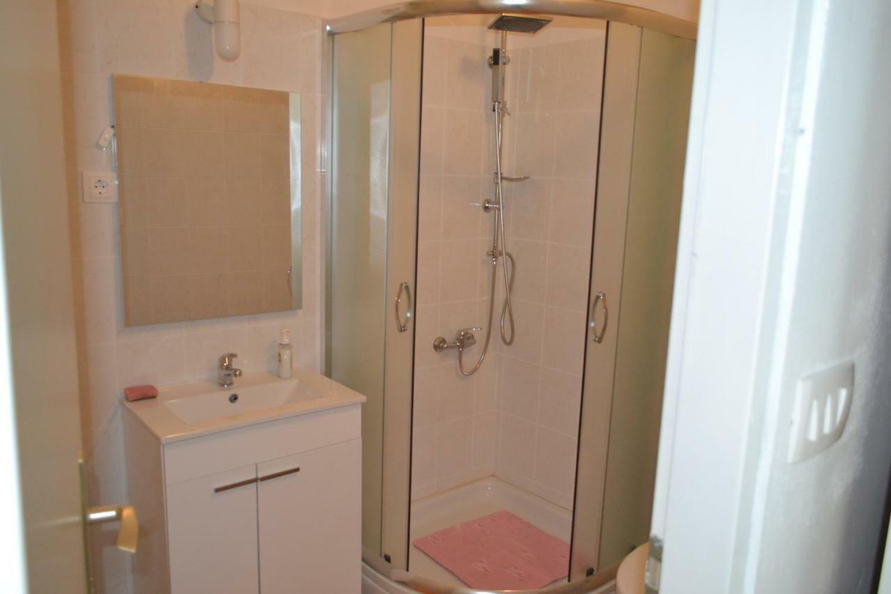 Apartments Martinis Вис Екстериор снимка