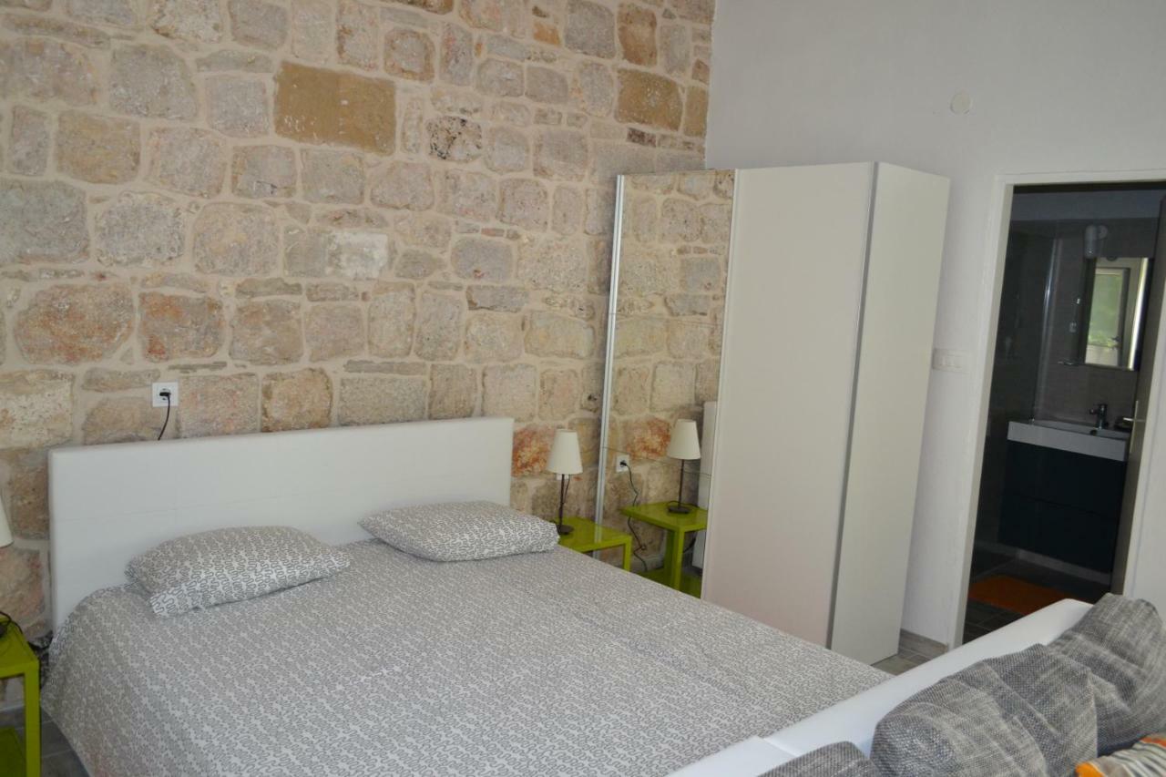 Apartments Martinis Вис Екстериор снимка