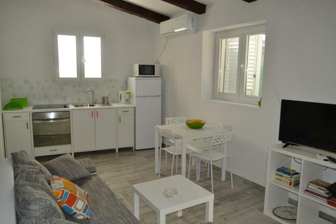 Apartments Martinis Вис Екстериор снимка