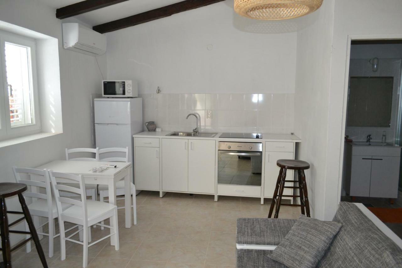 Apartments Martinis Вис Екстериор снимка