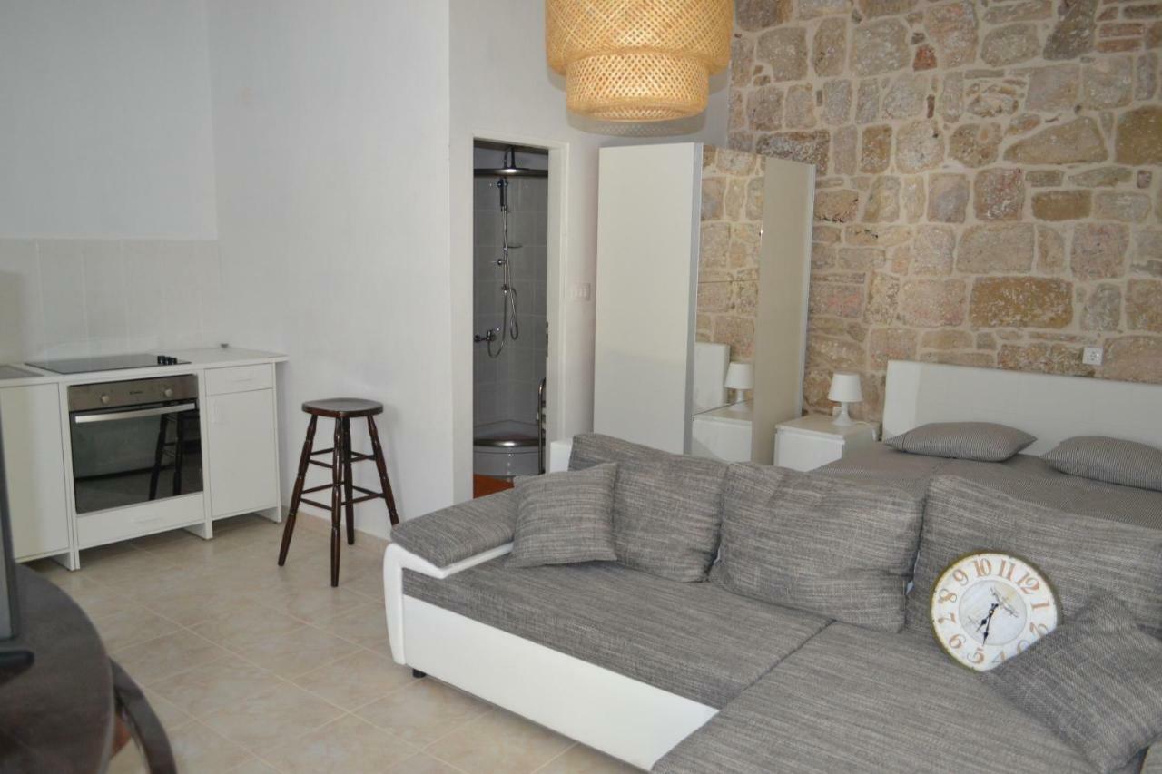 Apartments Martinis Вис Екстериор снимка