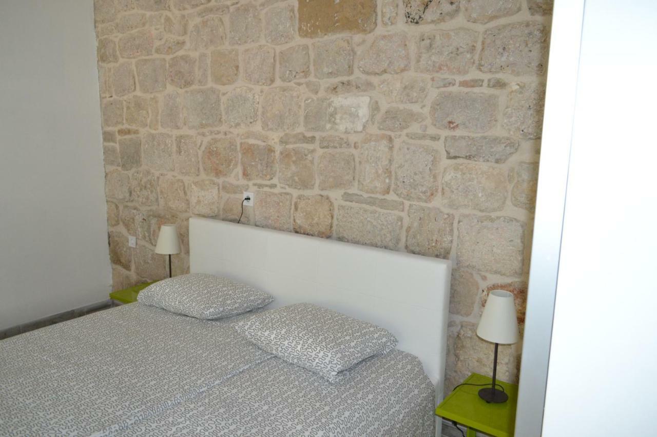 Apartments Martinis Вис Екстериор снимка